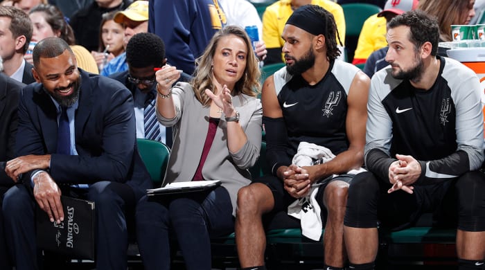 becky-hammon-spurs-bench.jpg